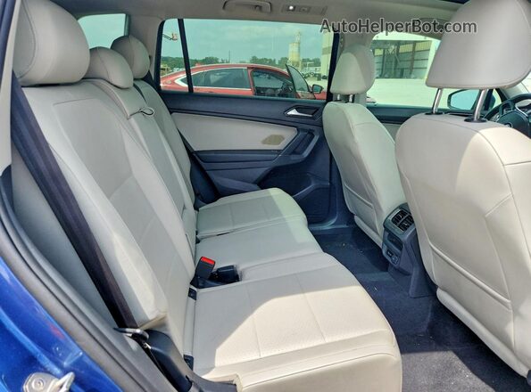 3VV2B7AX8JM218386 2018 VOLKSWAGEN TIGUAN Blue Rear interior view