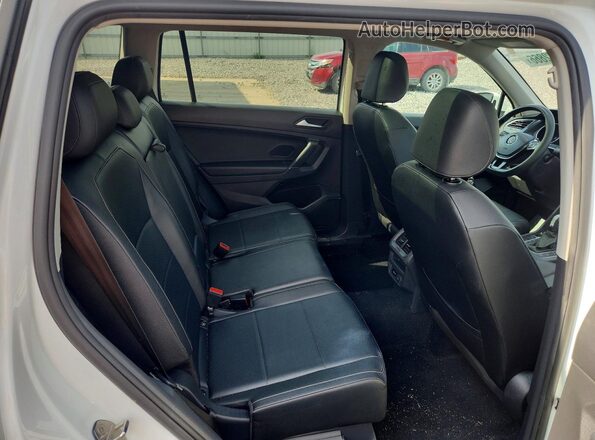 3VV2B7AX8LM068749 2020 VOLKSWAGEN TIGUAN White Вид задньої частини салону
