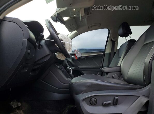 3VV2B7AX8NM127222 2022 VOLKSWAGEN TIGUAN Черный Вид салона спереди