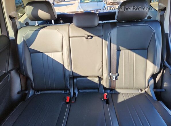 3VV2B7AX9NM149147 2022 VOLKSWAGEN TIGUAN Серебряный Вид задних сидений