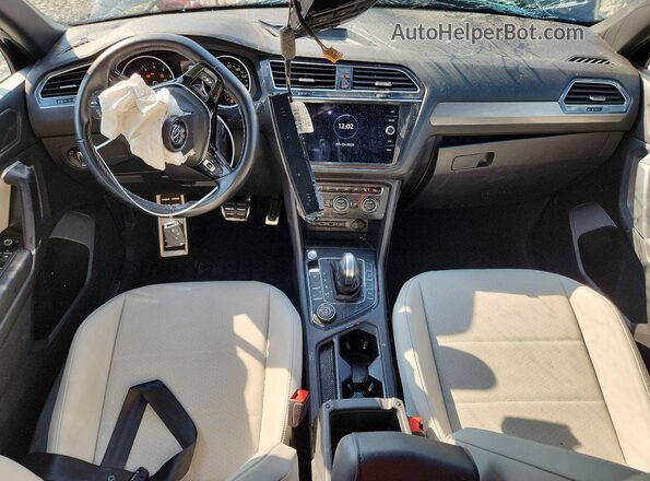 3VV2B7AXXLM153799 2020 VOLKSWAGEN TIGUAN Black Widok deski rozdzielczej