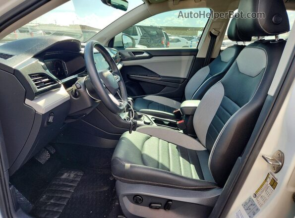 3VV2X7B24NM045900 2022 VOLKSWAGEN TAOS White Vista interior delantera