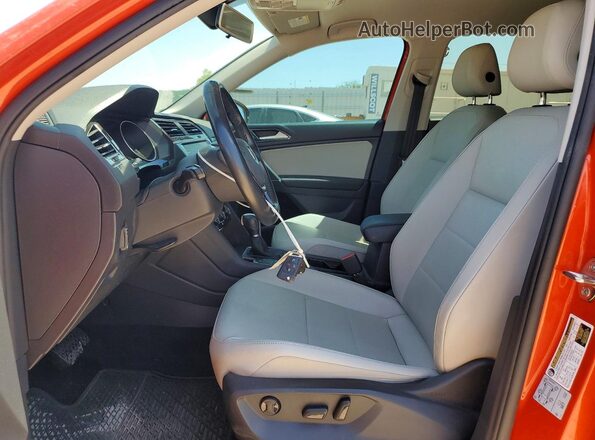 3VV3B7AX0JM191446 2018 VOLKSWAGEN TIGUAN Orange Widok wnętrza z przodu