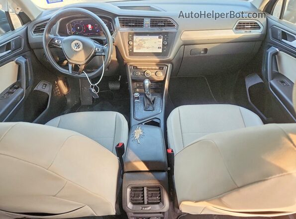3VV3B7AX0KM159050 2019 VOLKSWAGEN TIGUAN Teal Vista del salpicadero