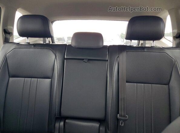 3VV3B7AX0NM066825 2022 VOLKSWAGEN TIGUAN Gray Rear seats view