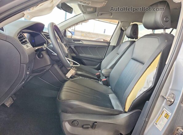 3VV3B7AX0PM084289 2023 VOLKSWAGEN TIGUAN Silver Вид салону спереду