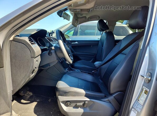 3VV3B7AX1LM075885 2020 VOLKSWAGEN TIGUAN Silver Вид салону спереду