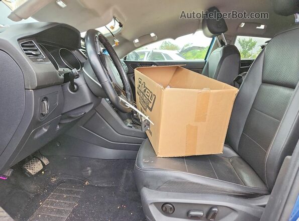 3VV3B7AX2JM020066 2018 VOLKSWAGEN TIGUAN Blue Вид салону спереду