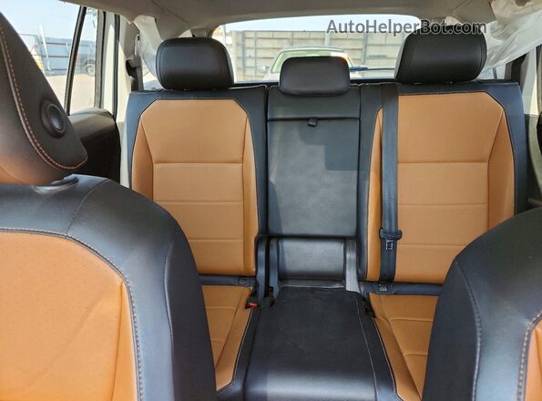3VV3B7AX2JM161851 2018 VOLKSWAGEN TIGUAN White Widok tylnych siedzeń
