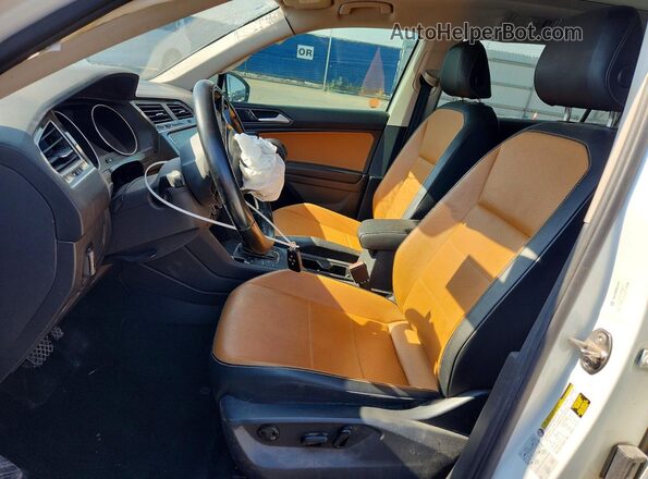 3VV3B7AX2JM161851 2018 VOLKSWAGEN TIGUAN White Widok wnętrza z przodu