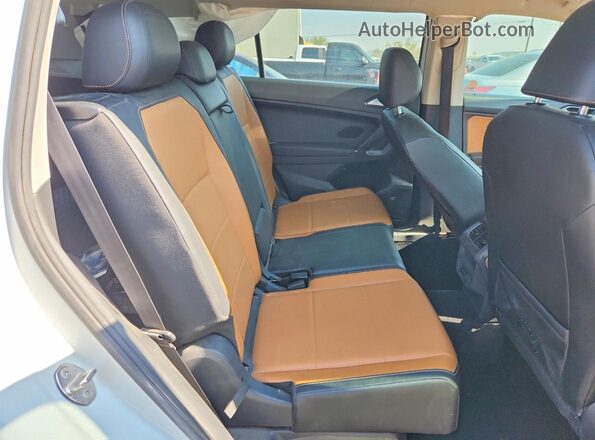3VV3B7AX2JM161851 2018 VOLKSWAGEN TIGUAN White Widok wnętrza z tyłu