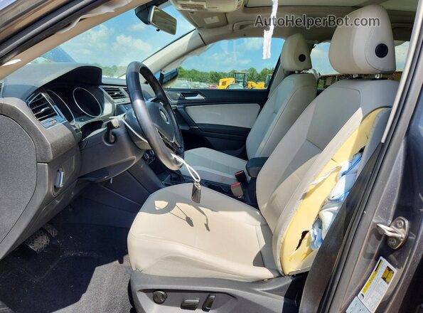 3VV3B7AX2JM204990 2018 VOLKSWAGEN TIGUAN Серый Вид салона спереди