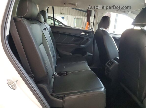 3VV3B7AX2NM046690 2022 VOLKSWAGEN TIGUAN White Rear interior view
