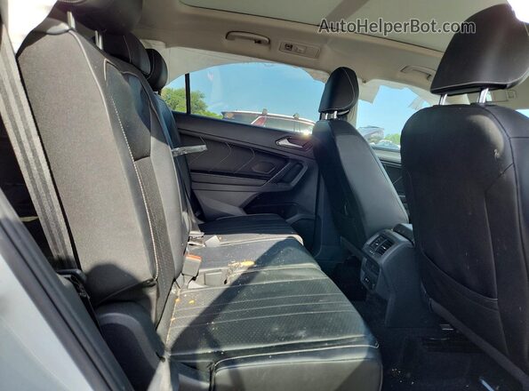 3VV3B7AX3NM047833 2022 VOLKSWAGEN TIGUAN White Rear interior view