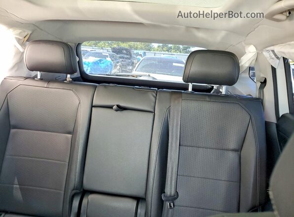 3VV3B7AX4JM020120 2018 VOLKSWAGEN TIGUAN White Widok tylnych siedzeń