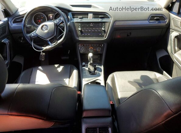 3VV3B7AX5KM035226 2019 VOLKSWAGEN TIGUAN Black Vista del salpicadero