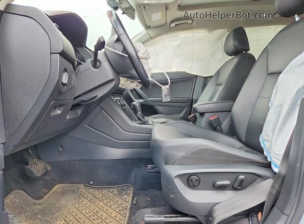 3VV3B7AX6JM208721 2018 VOLKSWAGEN TIGUAN White წინა სალონის ხედი