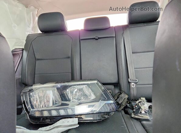 3VV3B7AX6JM208721 2018 VOLKSWAGEN TIGUAN White უკანა სავარძლების ხედი