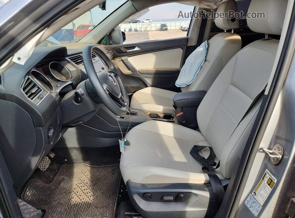 3VV3B7AX6MM033407 2021 VOLKSWAGEN TIGUAN Серебряный Вид салона спереди
