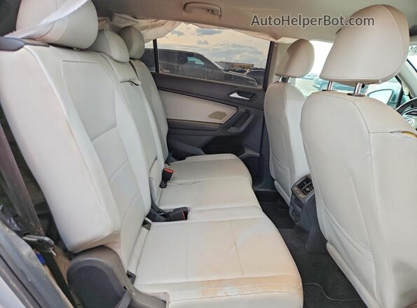 3VV3B7AX6MM033407 2021 VOLKSWAGEN TIGUAN Серебряный Вид задней части салона