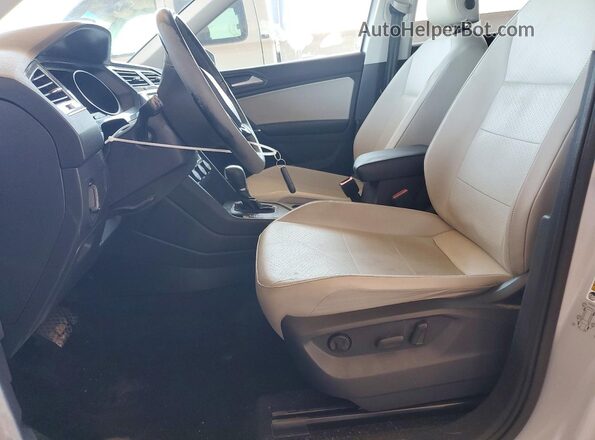 3VV3B7AX7JM026445 2018 VOLKSWAGEN TIGUAN Silver Вид салону спереду