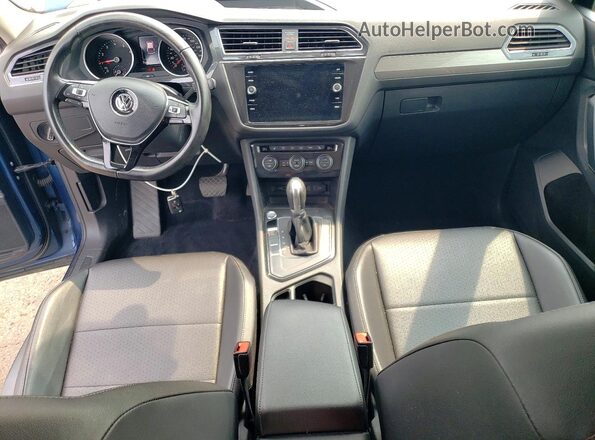 3VV3B7AX7JM105369 2018 VOLKSWAGEN TIGUAN Blue Widok deski rozdzielczej