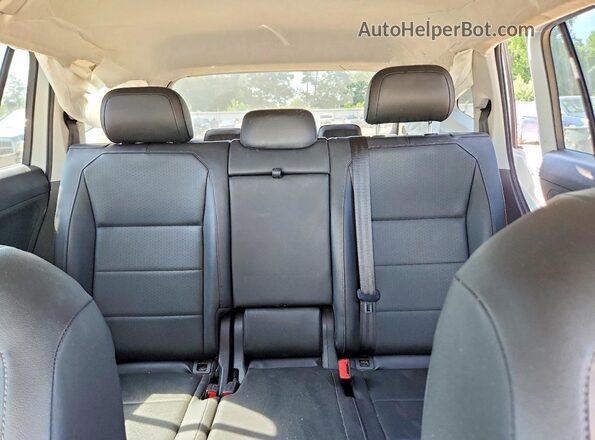 3VV3B7AX8JM031427 2018 VOLKSWAGEN TIGUAN White Vista de los asientos traseros