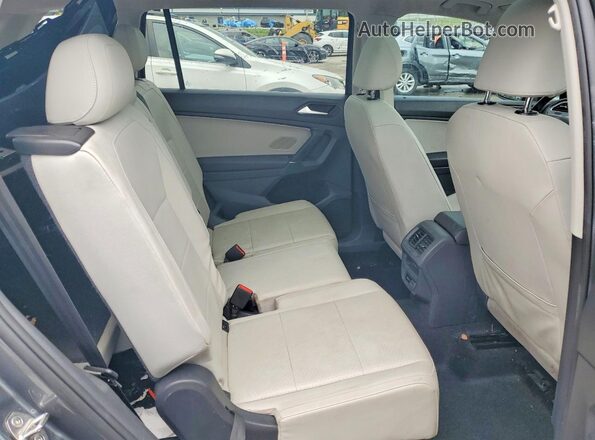 3VV3B7AX8LM069114 2020 VOLKSWAGEN TIGUAN Серый Вид задней части салона