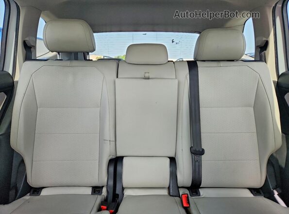 3VV3B7AX9JM038936 2018 VOLKSWAGEN TIGUAN White Widok tylnych siedzeń