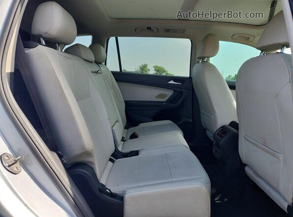 3VV3B7AX9JM038936 2018 VOLKSWAGEN TIGUAN White Widok wnętrza z tyłu