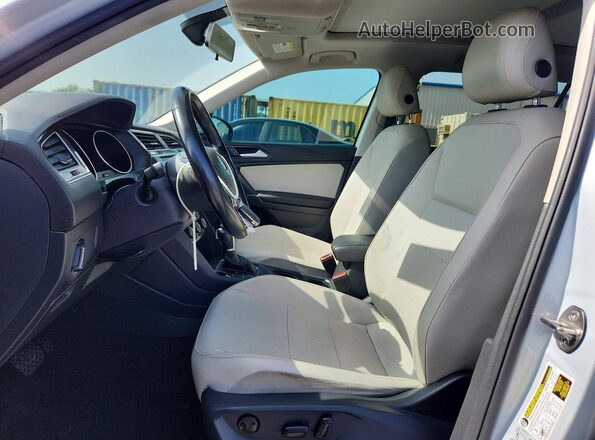 3VV3B7AX9JM038936 2018 VOLKSWAGEN TIGUAN White Widok wnętrza z przodu