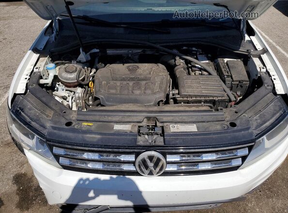 3VV3B7AX9JM061097 2018 VOLKSWAGEN TIGUAN White Widok wnętrza z tyłu