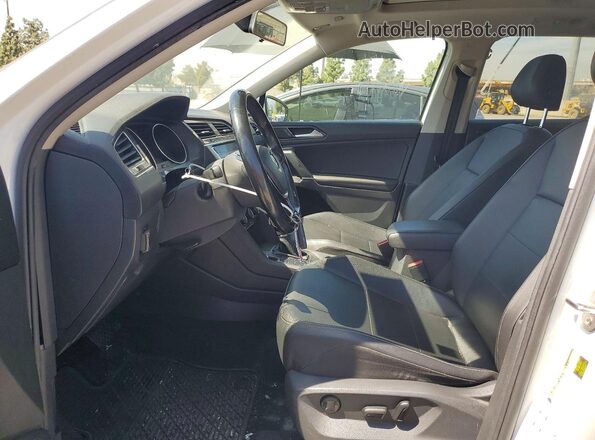 3VV3B7AX9JM061097 2018 VOLKSWAGEN TIGUAN White Widok wnętrza z przodu
