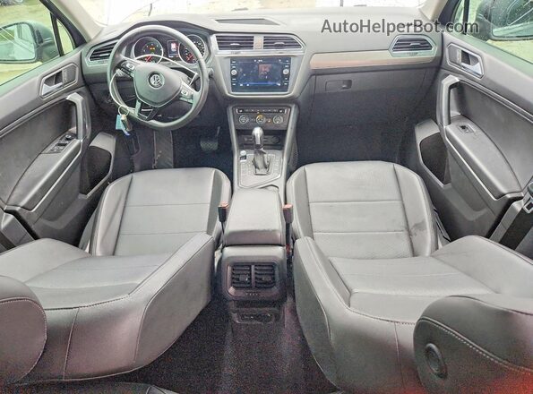 3VV3B7AX9LM141907 2020 VOLKSWAGEN TIGUAN Серебряный Вид панели приборов