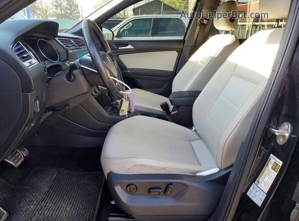 3VV3B7AX9LM160652 2020 VOLKSWAGEN TIGUAN Black Widok wnętrza z przodu