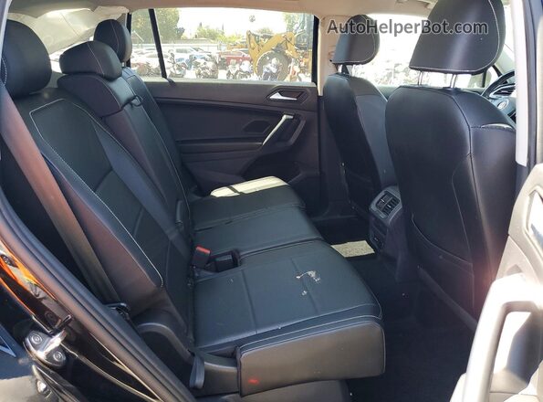 3VV3B7AX9MM047124 2021 VOLKSWAGEN TIGUAN Black Widok wnętrza z tyłu