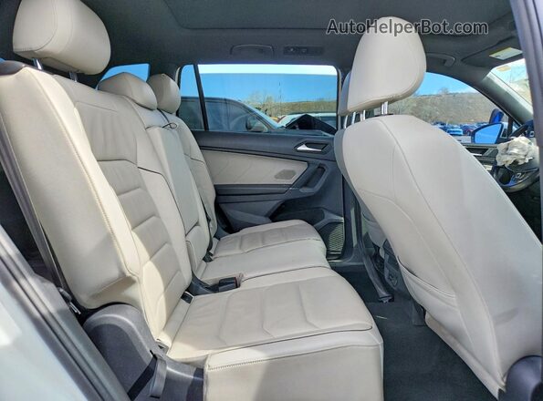 3VV4B7AX0LM034393 2020 VOLKSWAGEN TIGUAN White Widok wnętrza z tyłu