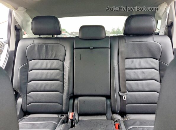 3VV4B7AX1JM091683 2018 VOLKSWAGEN TIGUAN White უკანა სავარძლების ხედი