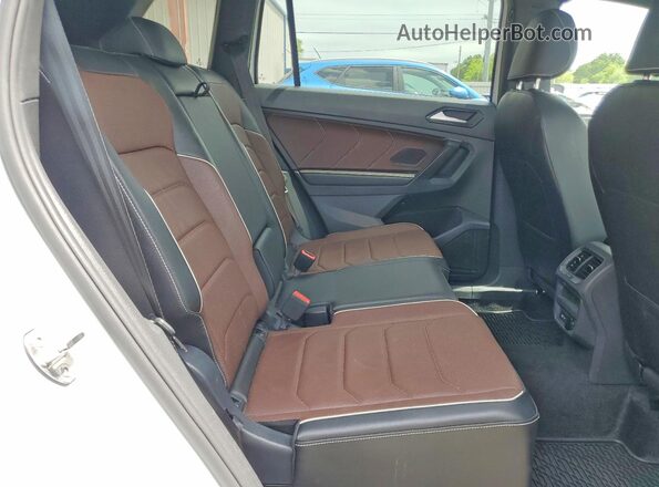 3VV4B7AX2RM054069 2024 VOLKSWAGEN TIGUAN White Widok wnętrza z tyłu