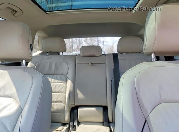 3VV4B7AX4KM156527 2019 VOLKSWAGEN TIGUAN Burgundy Rear seats view