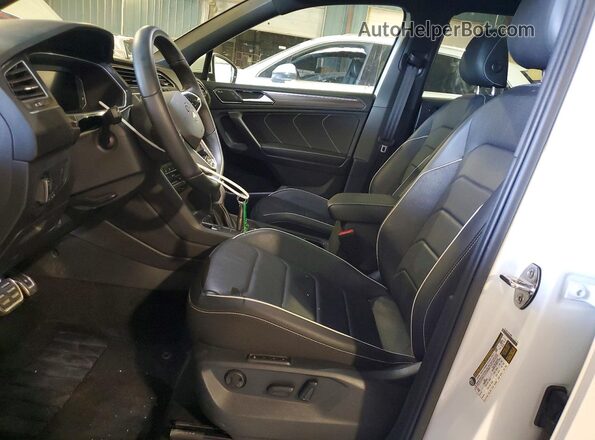 3VV4B7AX4PM126046 2023 VOLKSWAGEN TIGUAN White Widok wnętrza z przodu