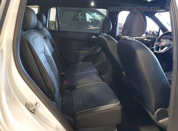 3VV4B7AX4PM126046 2023 VOLKSWAGEN TIGUAN White Widok wnętrza z tyłu