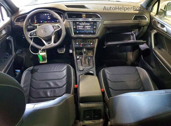 3VV4B7AX4PM126046 2023 VOLKSWAGEN TIGUAN White Widok deski rozdzielczej