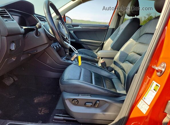 3VV4B7AX7KM056258 2019 VOLKSWAGEN TIGUAN Red წინა სალონის ხედი
