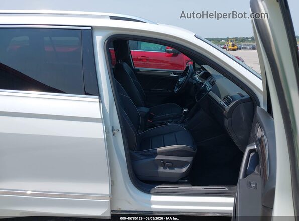 3VV4B7AX9PM047195 2023 VOLKSWAGEN TIGUAN White Front interior view