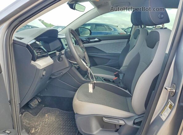 3VV5X7B24RM065213 2024 VOLKSWAGEN TAOS Серебряный Вид салона спереди