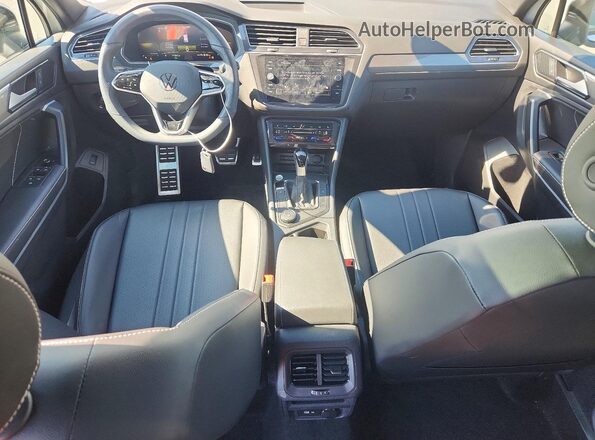 3VV8B7AX2RM212198 2024 VOLKSWAGEN TIGUAN White Widok deski rozdzielczej