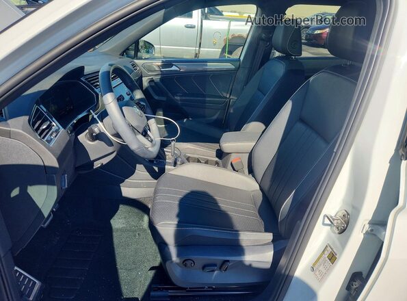 3VV8B7AX2RM212198 2024 VOLKSWAGEN TIGUAN White Widok wnętrza z przodu