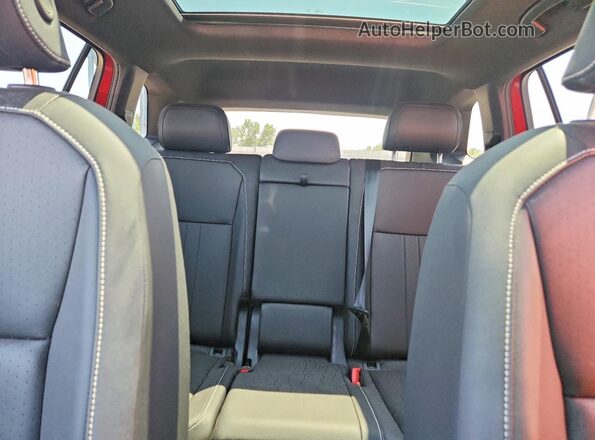 3VV8B7AX4RM228967 2024 VOLKSWAGEN TIGUAN Red Vista de los asientos traseros