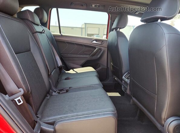 3VV8B7AX4RM228967 2024 VOLKSWAGEN TIGUAN Red Vista interior trasera